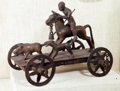 Edad de Hierro: miniatura de bronce de un carro de Mérida representando una escena de caza de jabalíes. De Mérida, España. Dim. 0,12x0,28 m. Saint-Germain-en-Laye, Museo Nacional de Arqueología de Iron Age