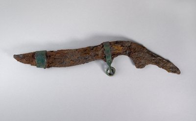 Cuchillo grande con restos de funda, probablemente de Sopron, Hungría, Edad del Hierro (hierro y madera) de Iron Age