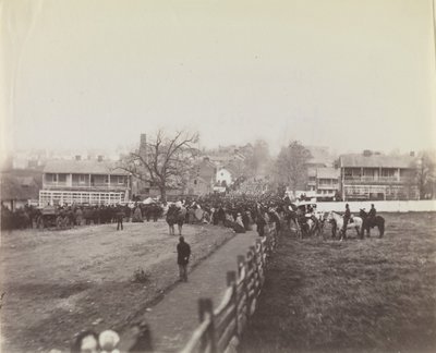 Procesión de tropas y civiles en camino a la dedicación del Cementerio Nacional de los Soldados de Isaac G. Tyson