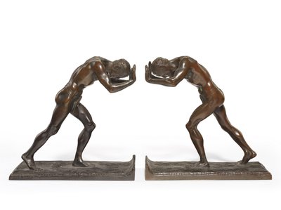 Hombres empujando, un par de sujetalibros de Isidore Konti