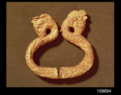Brazalete con dos cabezas de monstruo, siglo XIV-XV (madera) de Islamic School