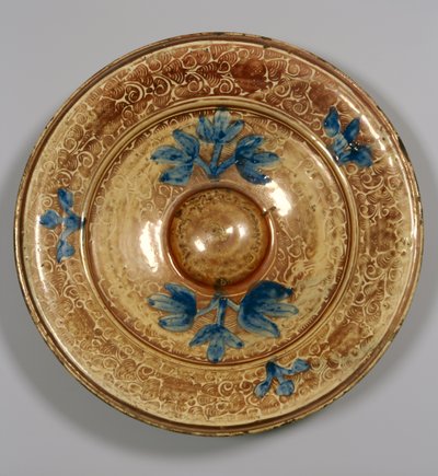 Plato decorado con flores azules, morisco (faenza) de Islamic School