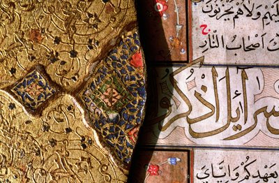 Detalle de las intrincadas iluminaciones de oro y lapislázuli y diseños de arabescos con escrituras thulth y naskh en una cubierta de Corán de Islamic School