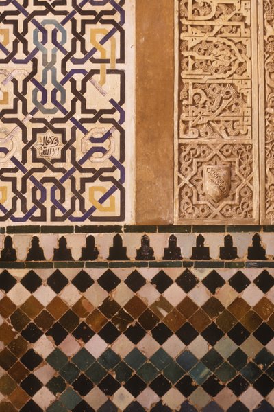 Detalle del diseño de azulejos en el patio de Mexuar de Islamic School