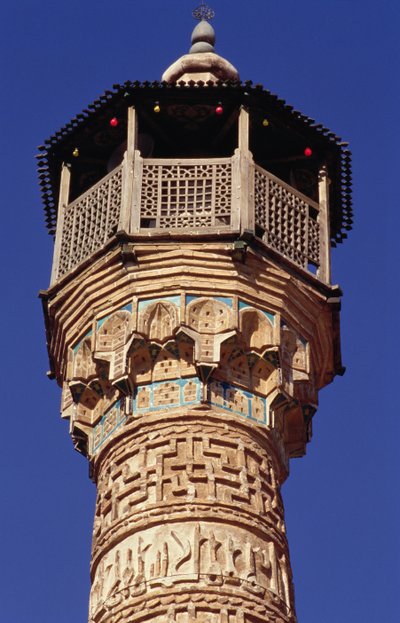 Ladrillos elaborados en la parte superior del minarete de Semnan de Islamic School