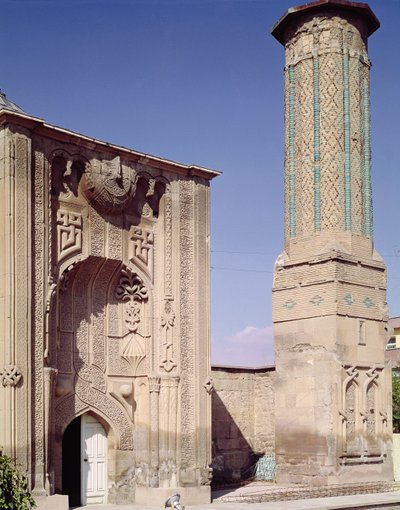 Portal de entrada y minarete, construido c.1260-65 de Islamic School
