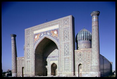 Fachada de la Madrasa Shirdar, período timúrida, Plaza Rigestán, c.1619-35 de Islamic School