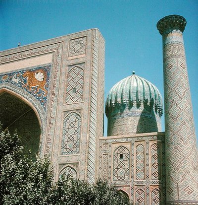 Fachada de la Madrasa Shirdar, período Timúrida, Plaza Rigestán, c.1619-35 de Islamic School