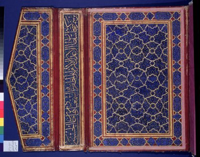 Cara interna de una caja de Corán con una inscripción en thulth en la encuadernación de Islamic School