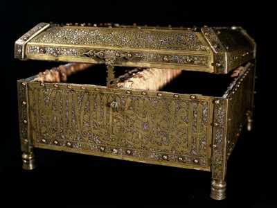 Arte islámico: cofre usado para guardar el Corán en bronce con incrustaciones de plata de Islamic School