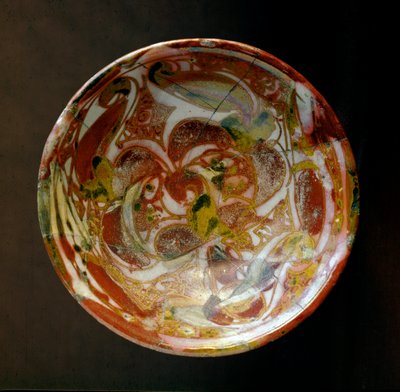 Arte islámico: pequeño cuenco de cerámica con decoraciones vegetales. De Irak. Siglo IX d.C. Dim. 13,8 cm París, Museo del Louvre de Islamic School