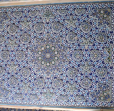 Panel de azulejos del portal norte, uno de un par con palmetas salientes y estrellas que rodean el medallón central del sol, completado en 1453 de Islamic School