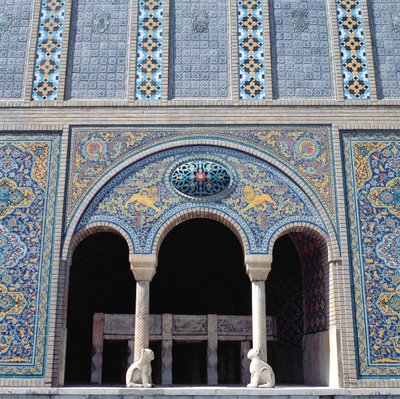 Uno de los aivanes con revestimientos de azulejos, reja y columnas monolíticas de piedra de Islamic School
