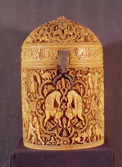 Copón con un relieve que representa los placeres de la vida cortesana, inscrito con el nombre Al-Mughira, hijo del Califa Abd-al-Rahman III, período Omeya, de Córdoba, 968 d.C. de Islamic School