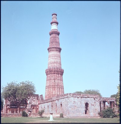 Qutab Minar, construido 1193-1230 de Islamic School