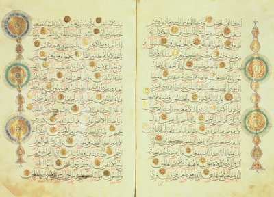 Corán estilo selyúcida con marcas de rayos iluminados y pequeños árboles en el margen para ayudar al conteo y marcar los puntos de postración de Islamic School