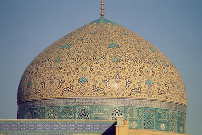 La cúpula de la Mezquita Sheikh Lutfallah, construida entre 1602-19 por Shah Abbas I de Islamic School