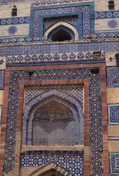 Azulejos en la puerta de entrada al mausoleo de Bibi Jawindi (d.1403) erigido en 1494 de Islamic School
