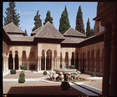 Vista del Patio de los Leones, patio principal del Palacio de los Leones de la dinastía nazarí de Islamic School