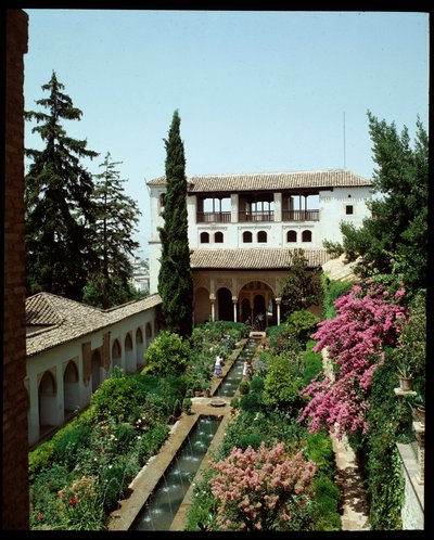 Vista del Palacio de Generalife y jardines en verano de Islamic School