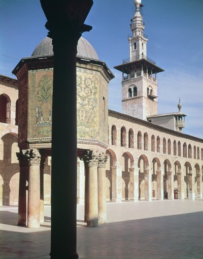 Vista del Tesoro (bayt al-mal) y el minarete norte en el patio, construido en 705-715 d.C. (foto) de Islamic School
