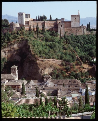 Vista de la fortaleza y palacio de la Alhambra de Islamic School