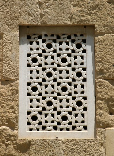 Ventana en el muro occidental de Islamic School