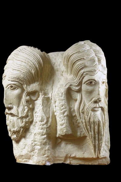 Fragmento de un busto con tres cabezas que representan la Trinidad, de la Iglesia de la Anunciación en Nazaret de Israeli School