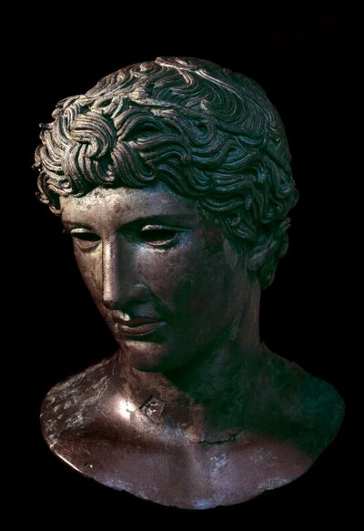 Cabeza de bronce de atleta ganador con una corona de olivo. De Benevento, Italia. Siglo V a.C. de Italian Peninsula