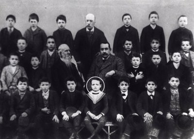 Benito Mussolini en la escuela primaria - Benito Mussolini alumno de primaria - Un retrato de Benito Mussolini con compañeros de clase y algunos maestros de Italian Photographer