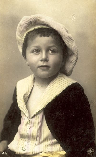 Niño lindo con sombrero grande de Italian Photographer
