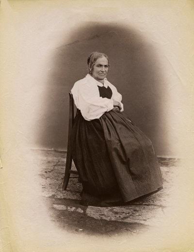 Mujer anciana sentada en una silla, Parre, Lombardía, Italia de Italian Photographer