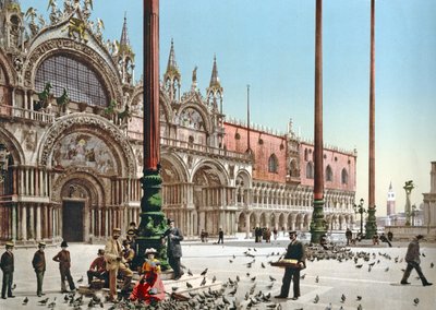 Alimentando a las palomas en la Plaza de San Marcos, Venecia, c.1900 de Italian Photographer