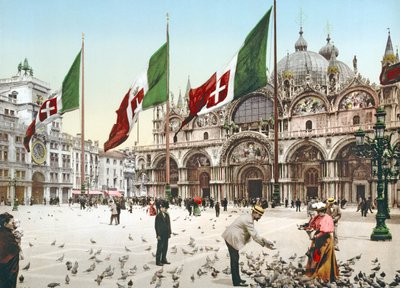 Alimentando a las palomas en la Plaza de San Marcos, Venecia, c.1900 de Italian Photographer