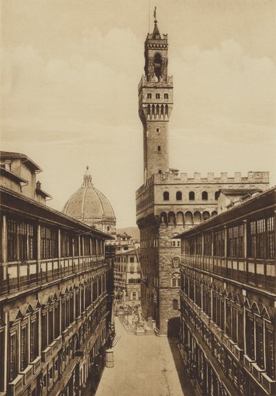 Firenze / Florencia: Pórticos de los Uffizi, construidos según un diseño de Vasari (fotografía en B/N) de Italian Photographer