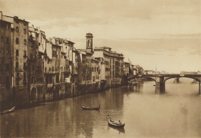 Firenze / Florencia: Una vista del Arno con el Ponte a S Trinita (fotografía en b/n) de Italian Photographer