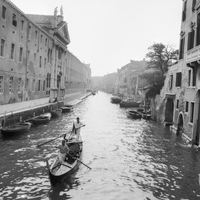 Gondoleros en un canal en Venecia de Italian Photographer