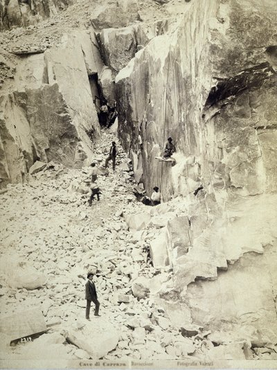 Grupo de canteros trabajando en una de las canteras de Ravaccione, c.1890-1900 de Italian Photographer