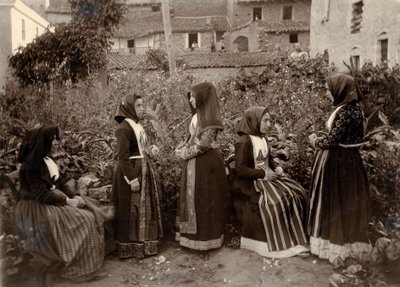 Grupo de mujeres con trajes tradicionales en un jardín, Cerdeña, Italia de Italian Photographer