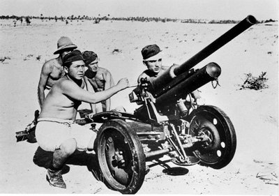 Antitanque italiano en el desierto libio. 1941. de Italian Photographer