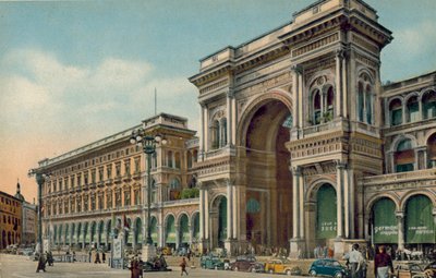 Milán / Milan: Piazza del Duomo, entrada de la Galleria (foto en color) de Italian Photographer