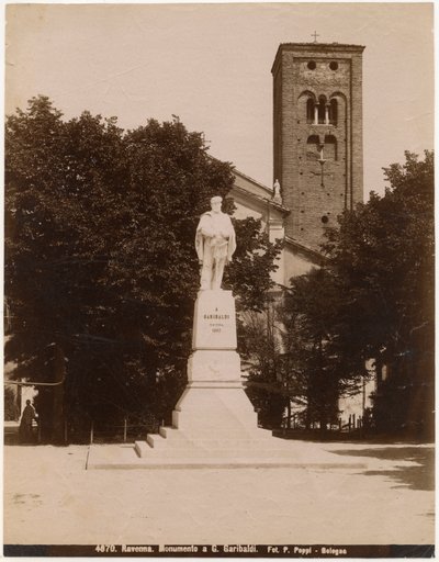 Monumento a Giuseppe Garibaldi en la Piazza San Francesco, con la Iglesia de San Francisco al fondo, Rávena, Emilia-Romaña, Italia, fotografía de Pietro Poppi, Bolonia, ca 1900 de Italian Photographer