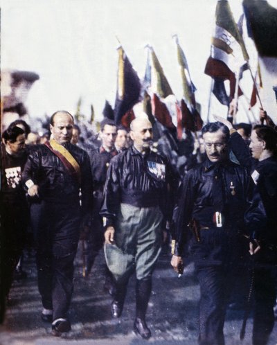 Mussolini en la Marcha sobre Roma. 1922. Foto coloreada a mano 1923. (Marcia su Roma) de Italian Photographer