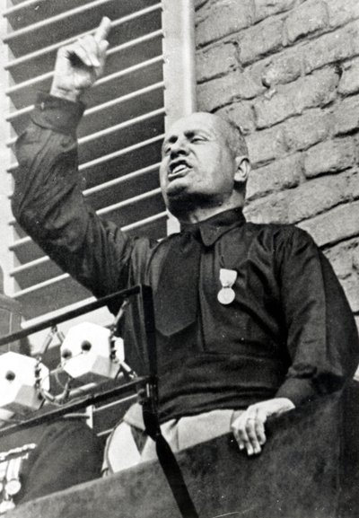 Mussolini con camisa negra de Italian Photographer