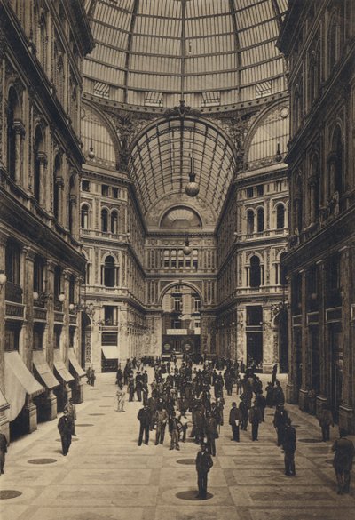 Nápoles: Interior de la Galería Umberto I (foto en b/n) de Italian Photographer
