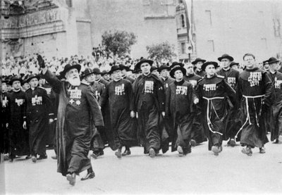 Desfile en Roma en 1931, precedido por el cuerpo eclesiástico de Italian Photographer