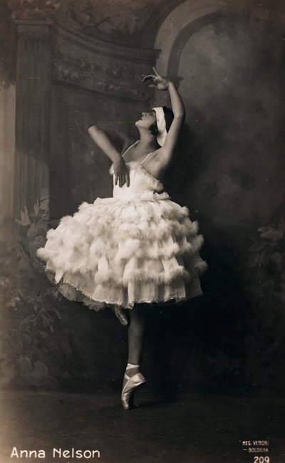 Retrato de una bailarina, postal; el soporte contiene la indicación "Anna Nelson" de Italian Photographer