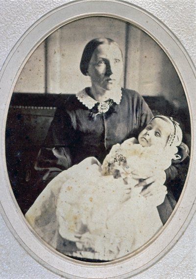 Retrato post mortem de una niña sostenida por su madre, c.1855 de Italian Photographer