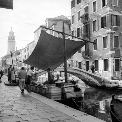 Venta de frutas y verduras a bordo de un barco en un canal, Venecia de Italian Photographer