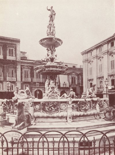 Sicilia: Una fuente en Mesina (foto b/n) de Italian Photographer